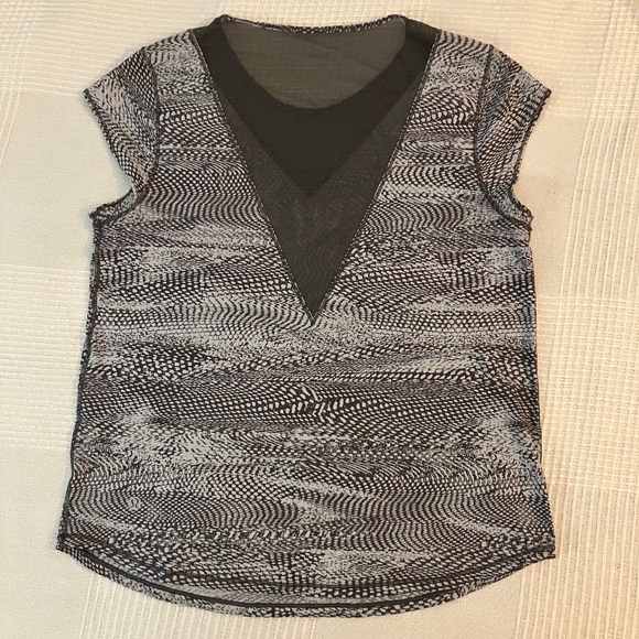 Lululemon For the Run Short Sleeve Shirt Top Swerve Grey Mesh Womens Size 6 / 8 - Picture 4 of 6